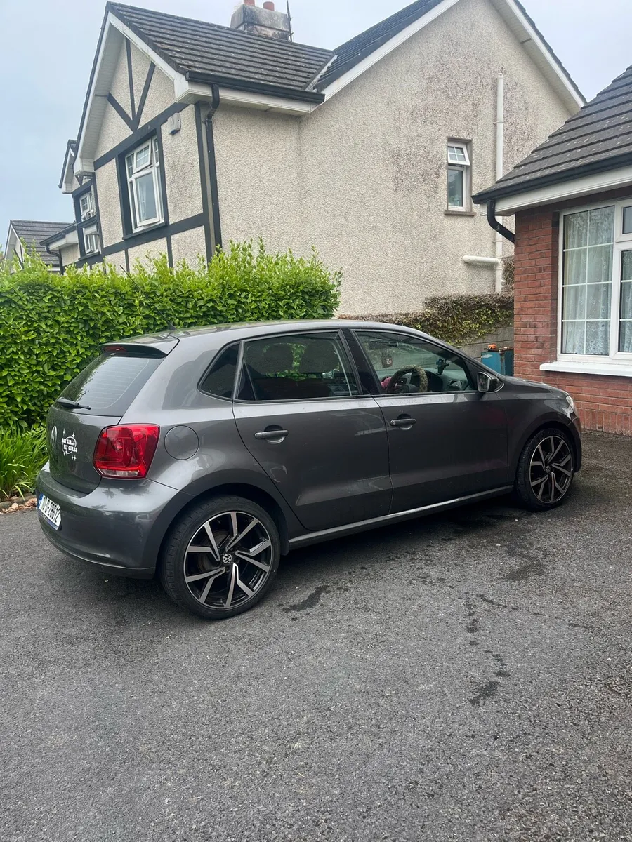 Grey Polo 2010 manual - Image 1