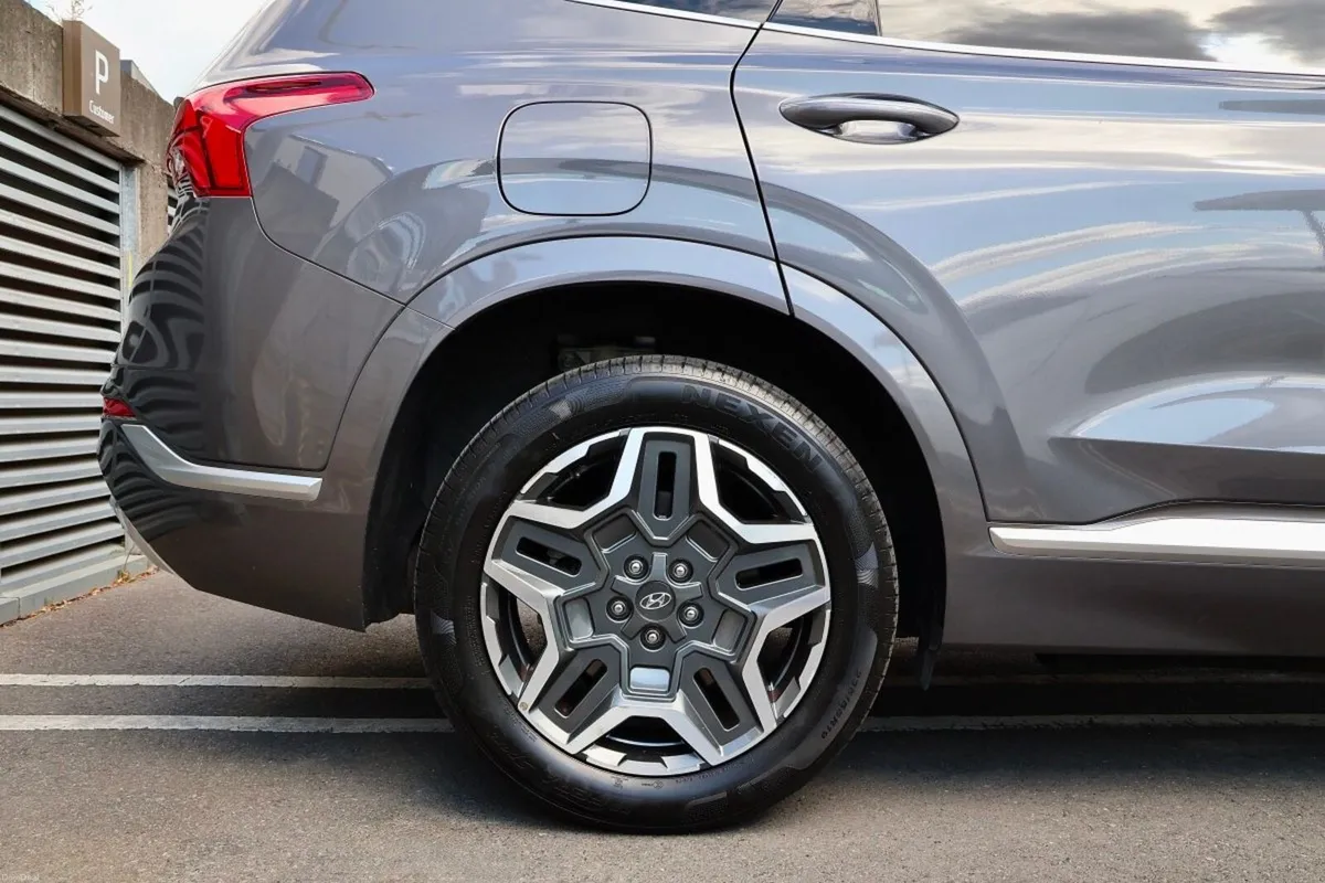Hyundai Santa Fe 1.6 PHEV 4WD Executive Plus Auto - Image 3