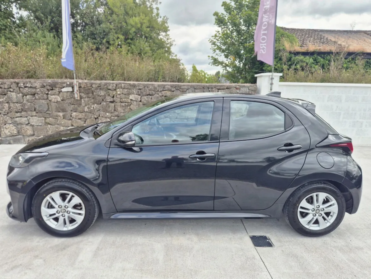 Toyota Yaris HYBRID LUNA AUTO 4DR - Image 2