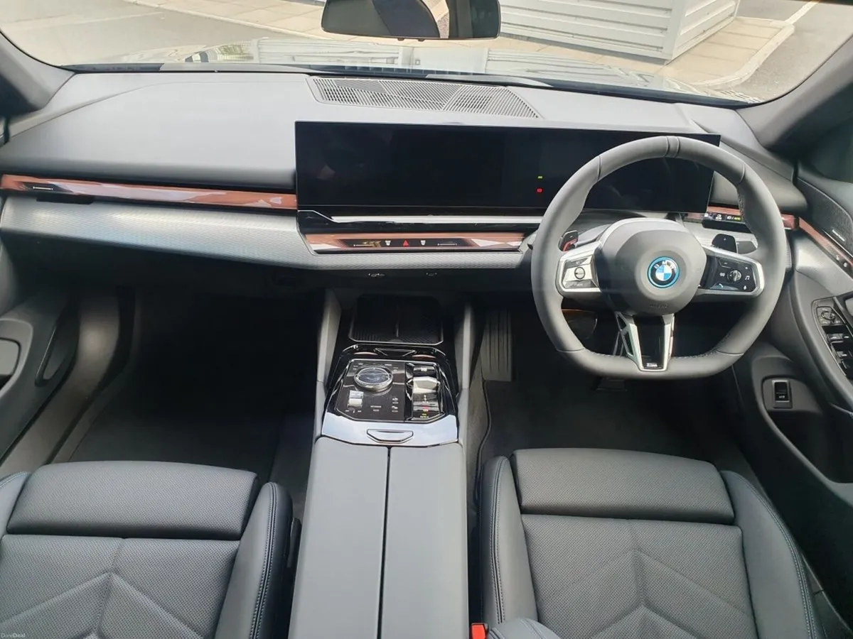 BMW 5-Series 530e M Sport Saloon - Image 4