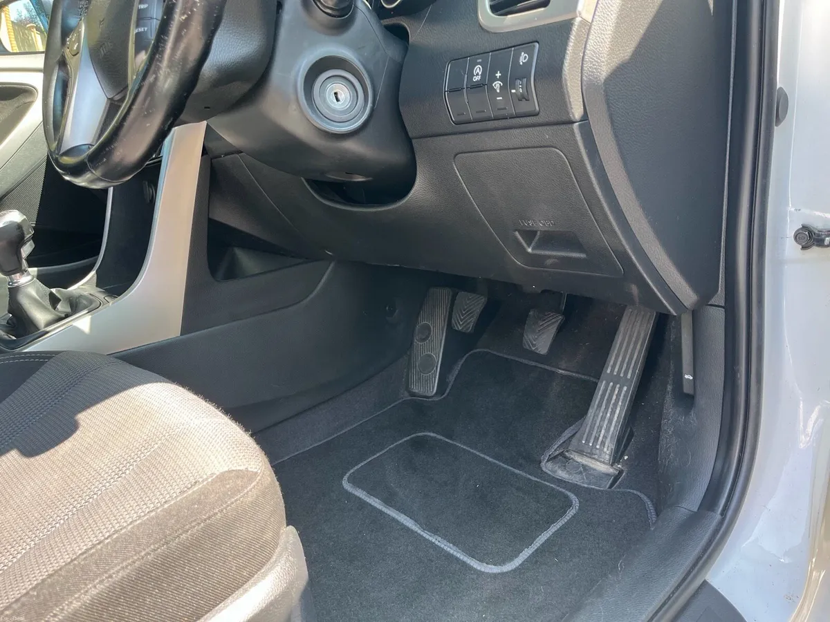 152 Hyundai i30 deluxe - Image 6