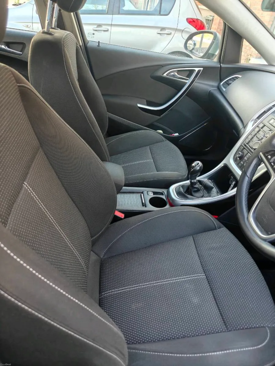 Opel Astra 2011 - Image 6