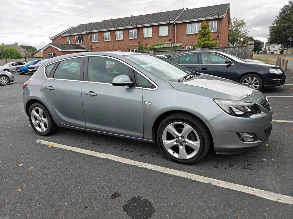 Opel Astra 2011 - Image 1