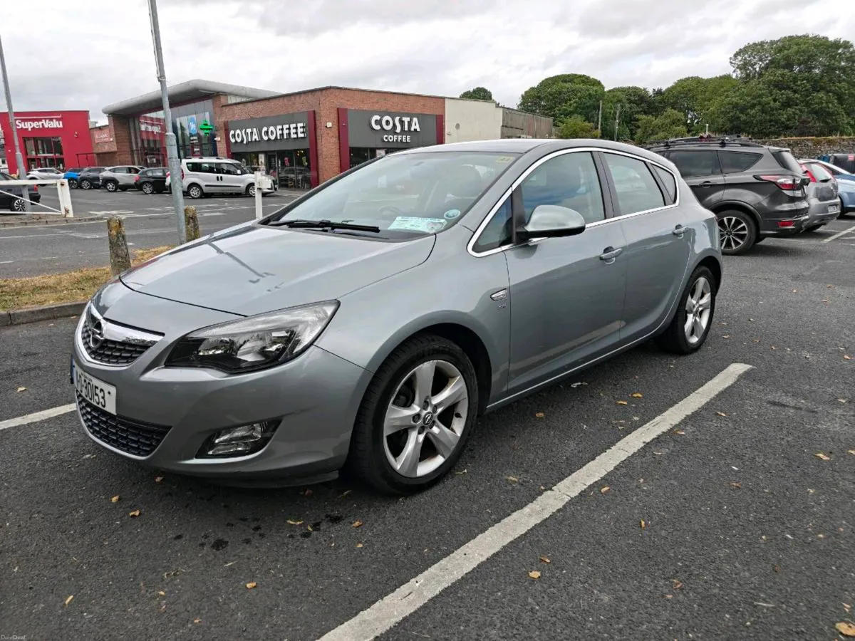 Opel Astra 2011 - Image 2