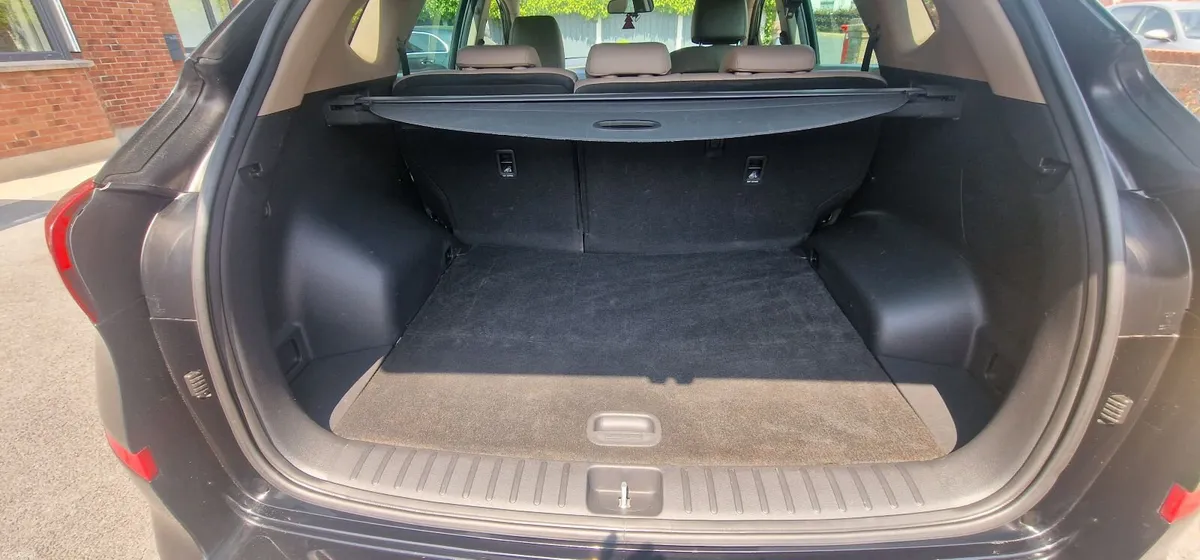 Hyundai Tucson 2019  One Lady Owner– Full History - Image 4