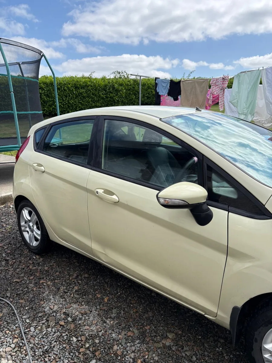 Ford Fiesta 2010 - Image 2