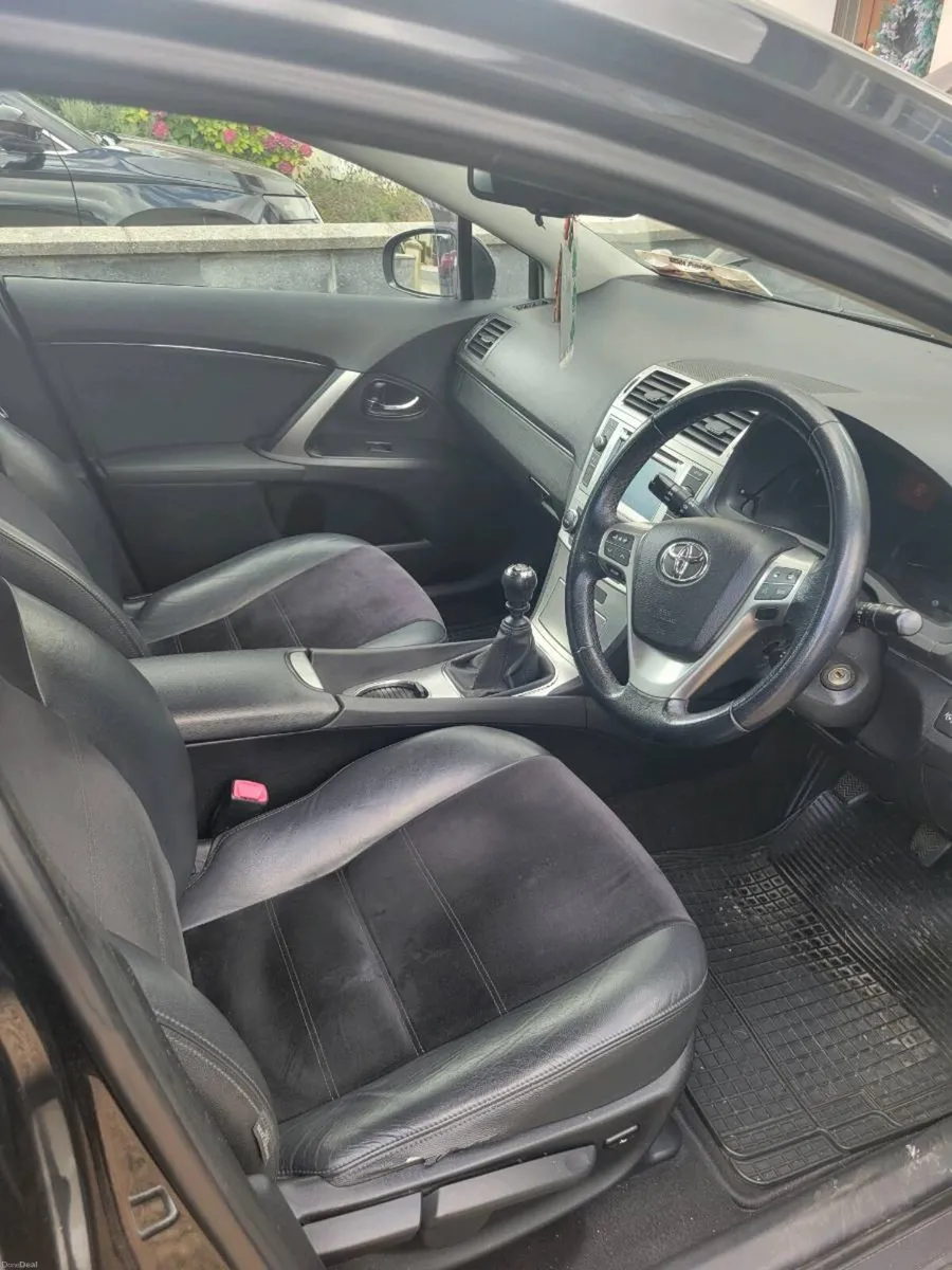 Toyota avensis... business class... IMMACULATE - Image 6
