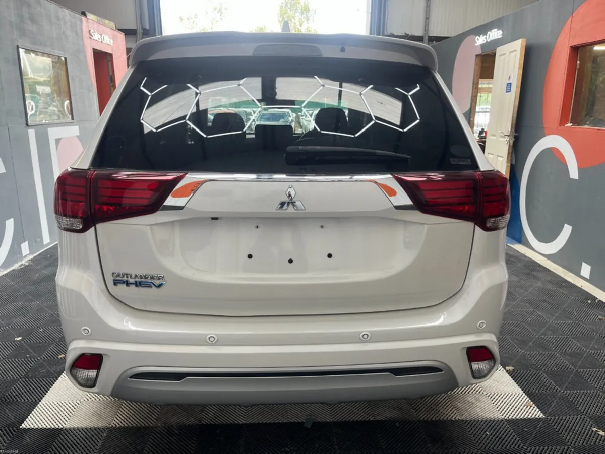 Mitsubishi Outlander 2021 OUTLANDER PHEV G PLUS PA - Image 4