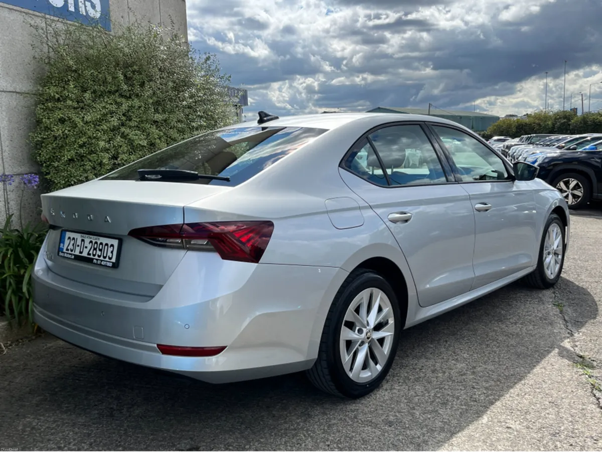 Skoda Octavia AMBITION 2.0 TDI DIESEL //REVERSE CA - Image 4
