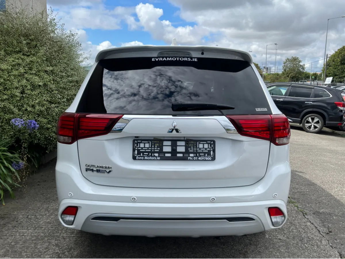 Mitsubishi Outlander G 4WD PHEV AUTOMATIC 2.4 PETR - Image 6