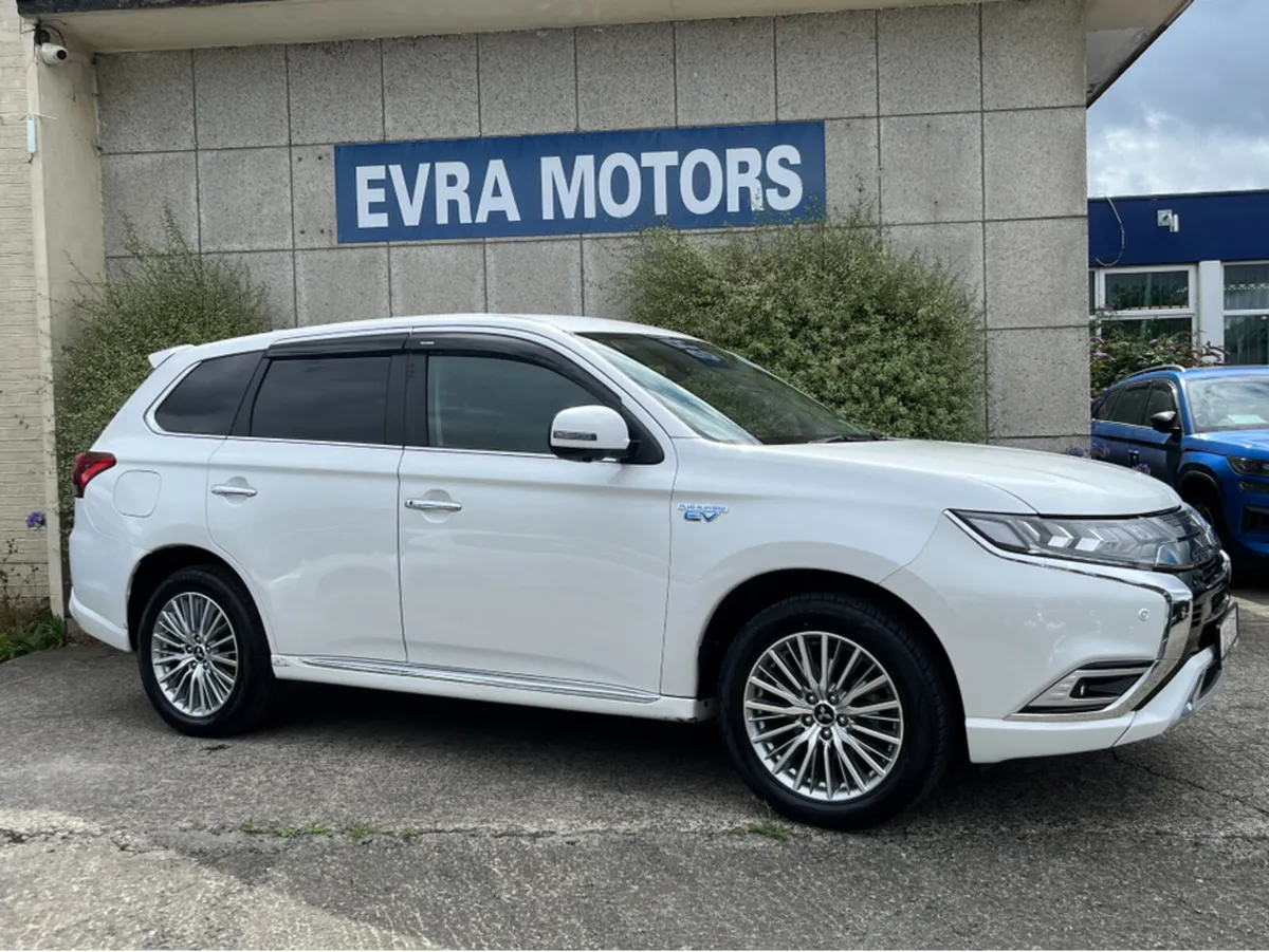 Mitsubishi Outlander G 4WD PHEV AUTOMATIC 2.4 PETR - Image 2