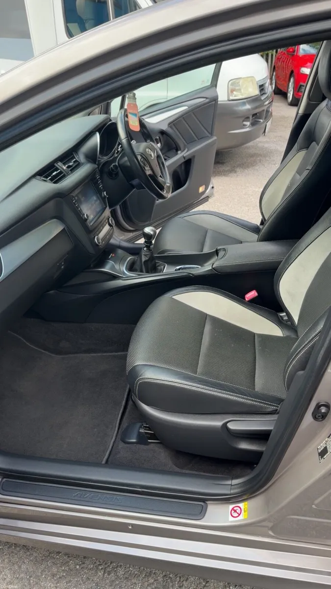 171 Toyota avensis Sol - Image 6