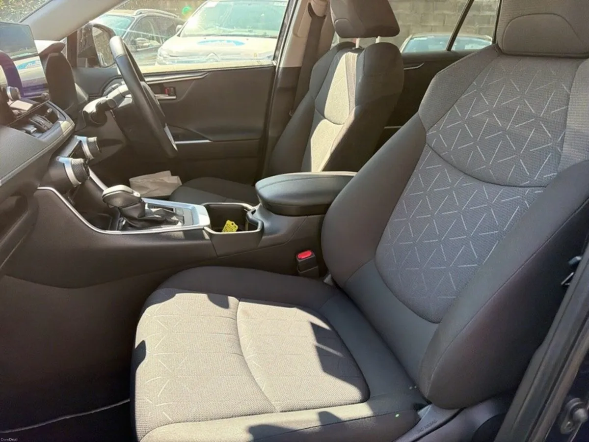 Toyota RAV4 HYBRID AUTO // REAR CAMERA // BLUETOOT - Image 6