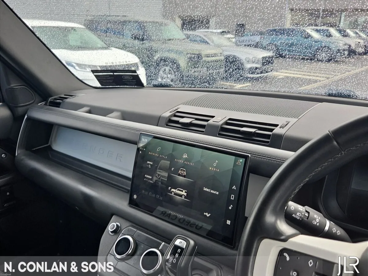 Land Rover Defender 110 PHEV X-DYNAMIC HSE *MAIN L - Image 4