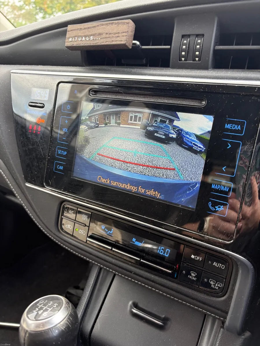 Toyota Auris 2017 - Image 2