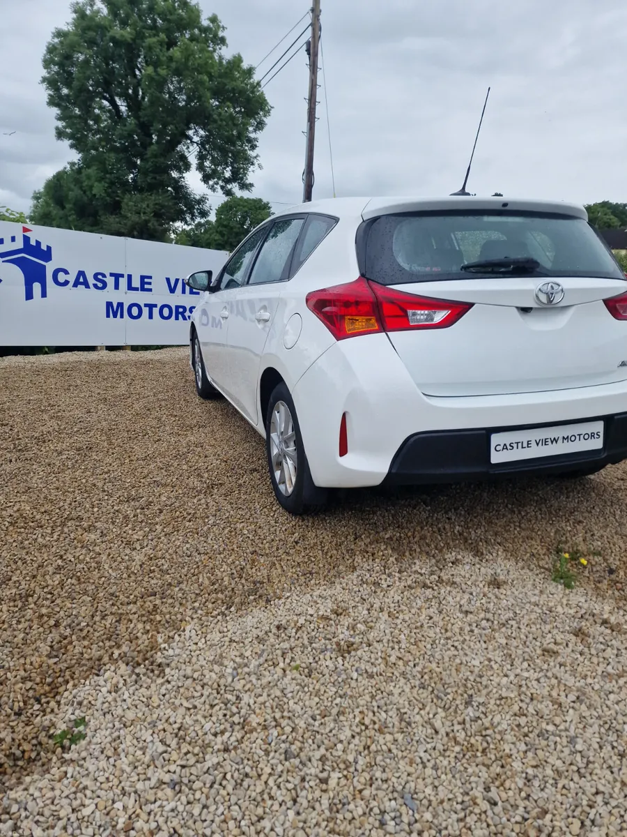 13 Toyota Auris 1.3 Petrol Mint €7995 - Image 5