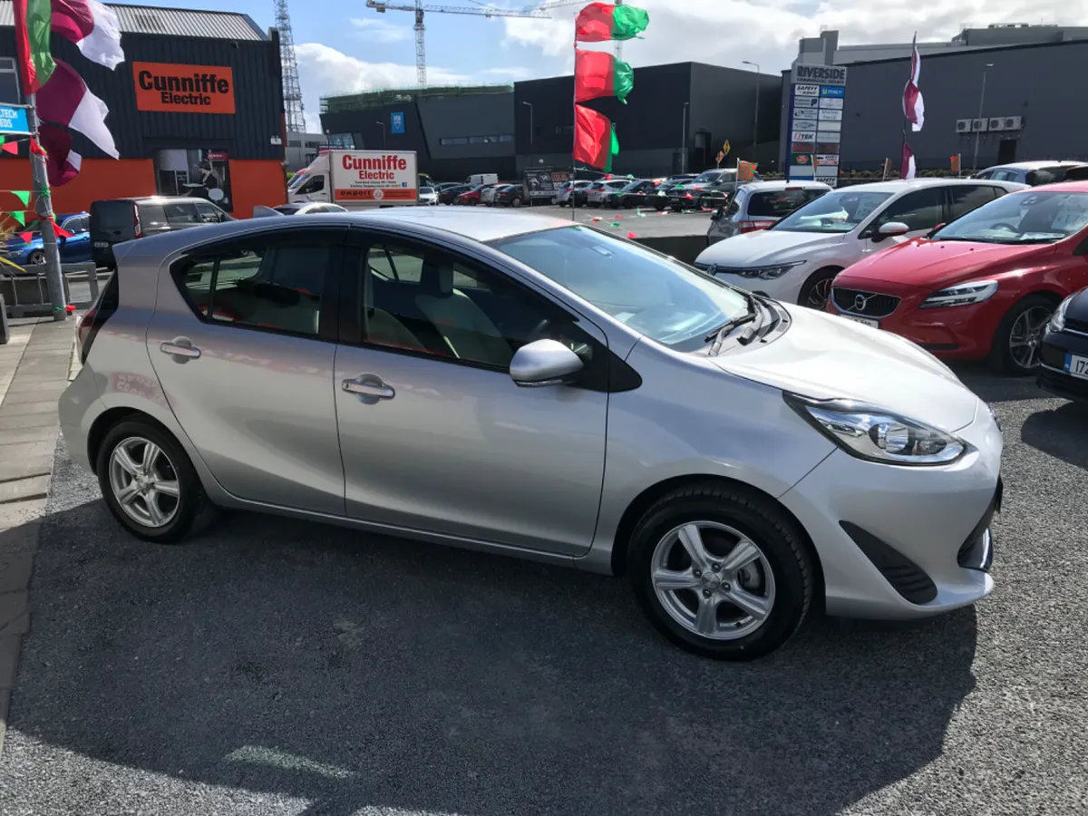 2021 Toyota Aqua Hybrid - Image 6