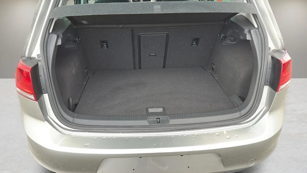 2017 VW Golf 1.2TSI AUTO ONLY 19,800 KMS AS NEW - Image 5