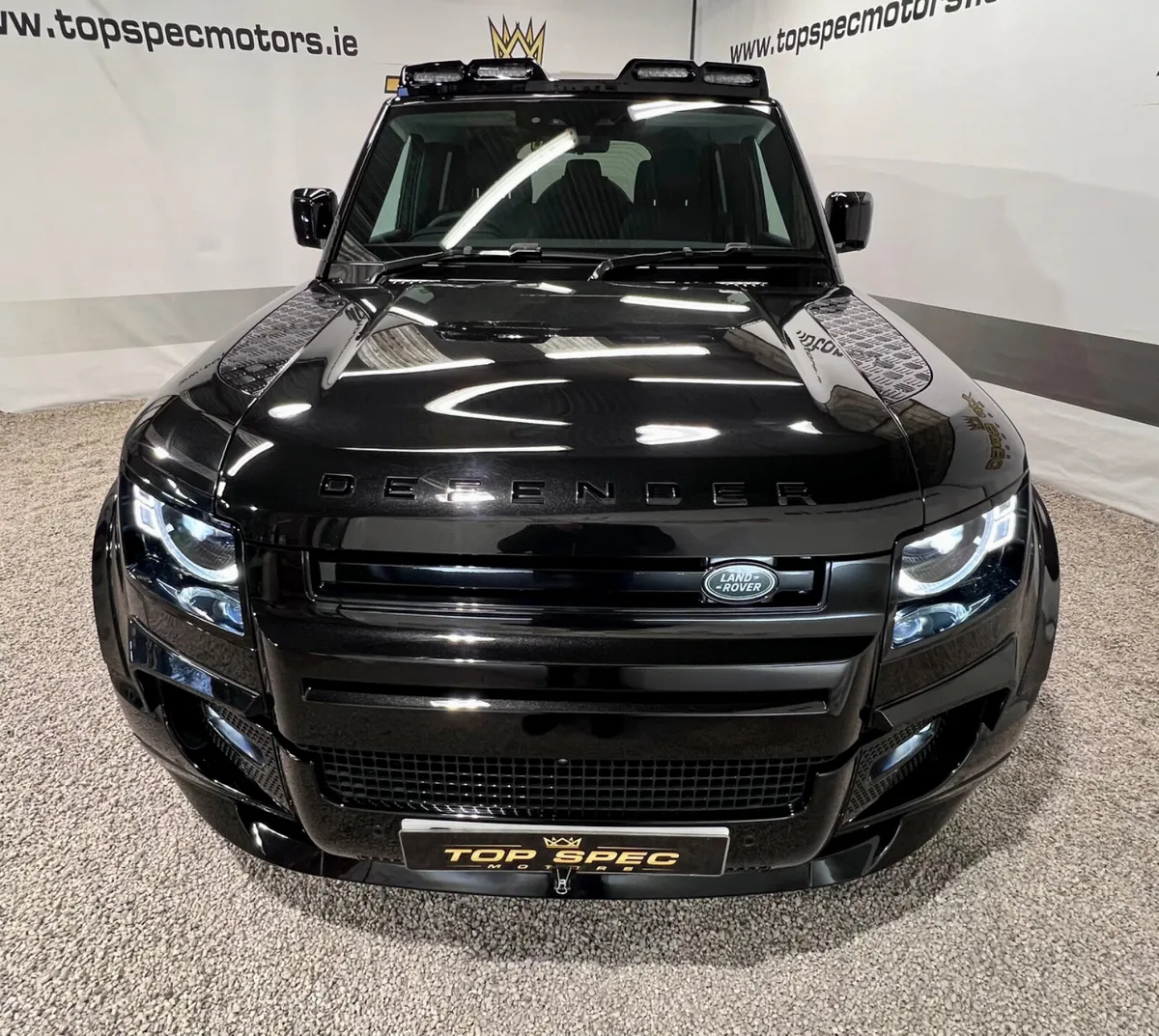 Land Rover Defender 2023 - Image 3