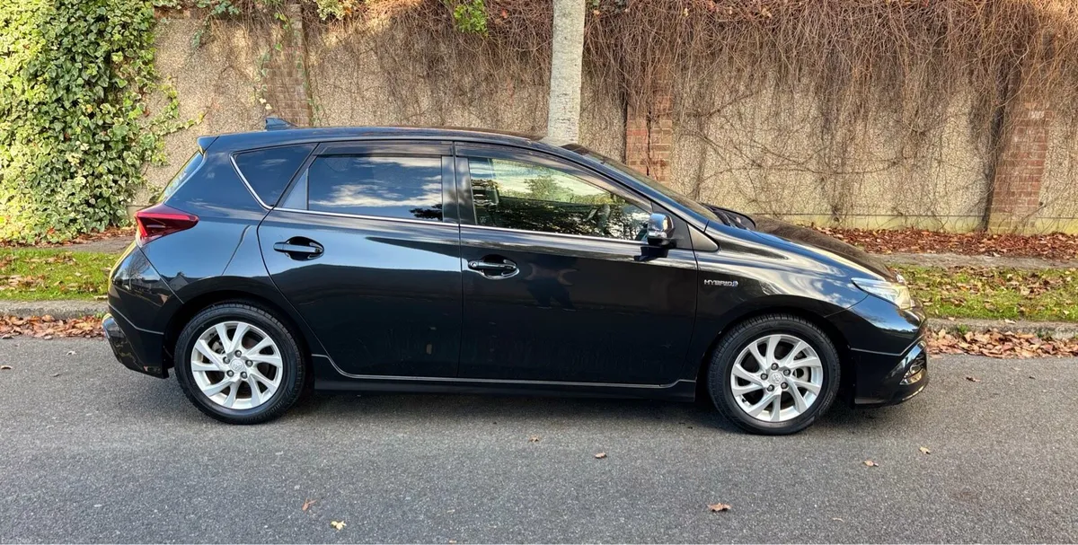 2016 Toyota Auris Hybrid - Image 3