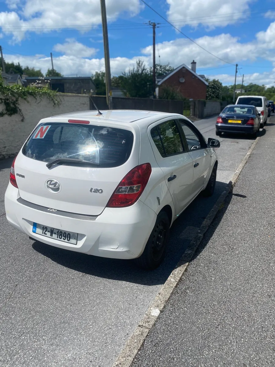White Hyundai I20 - Image 2