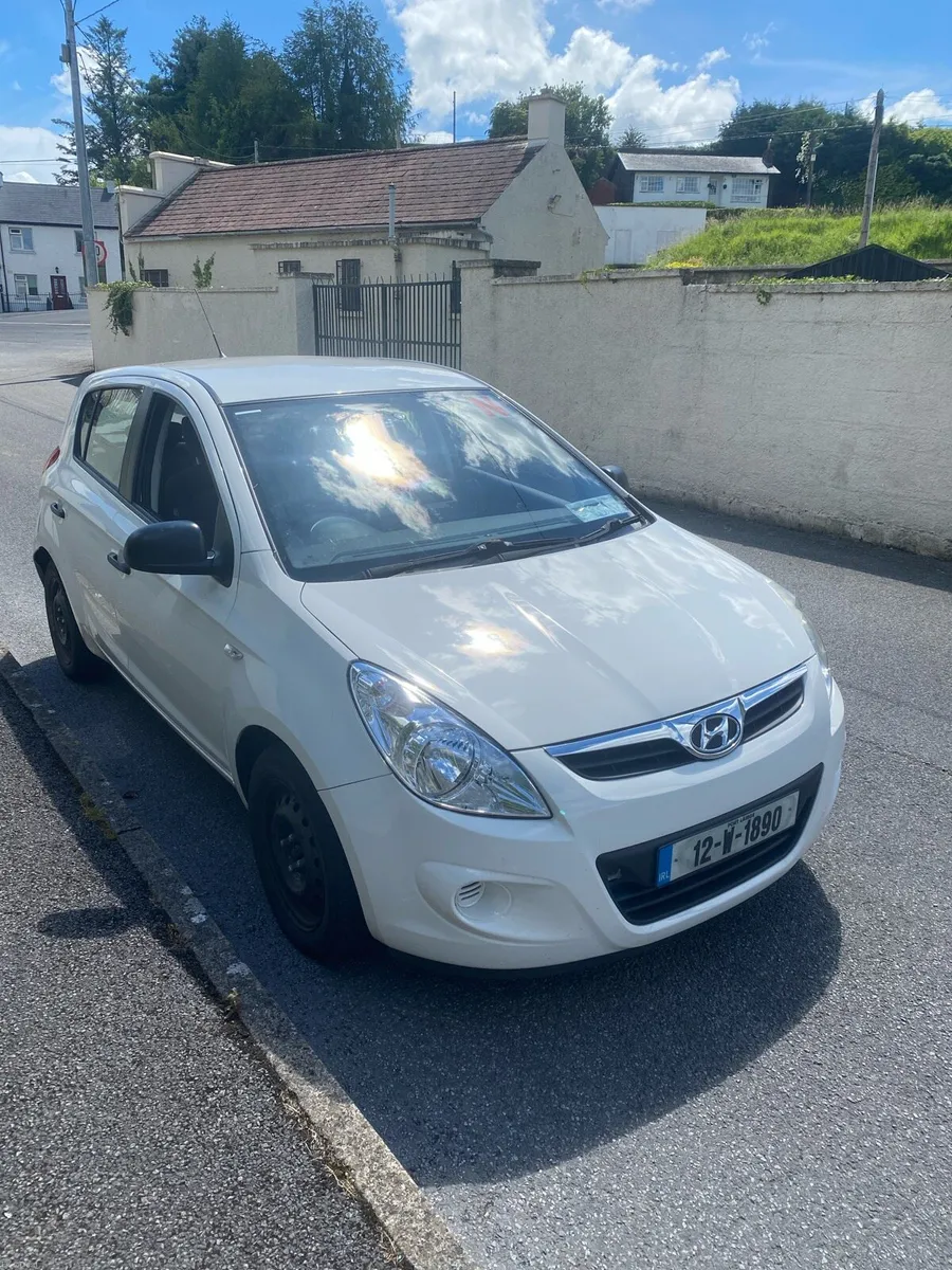 White Hyundai I20 - Image 4