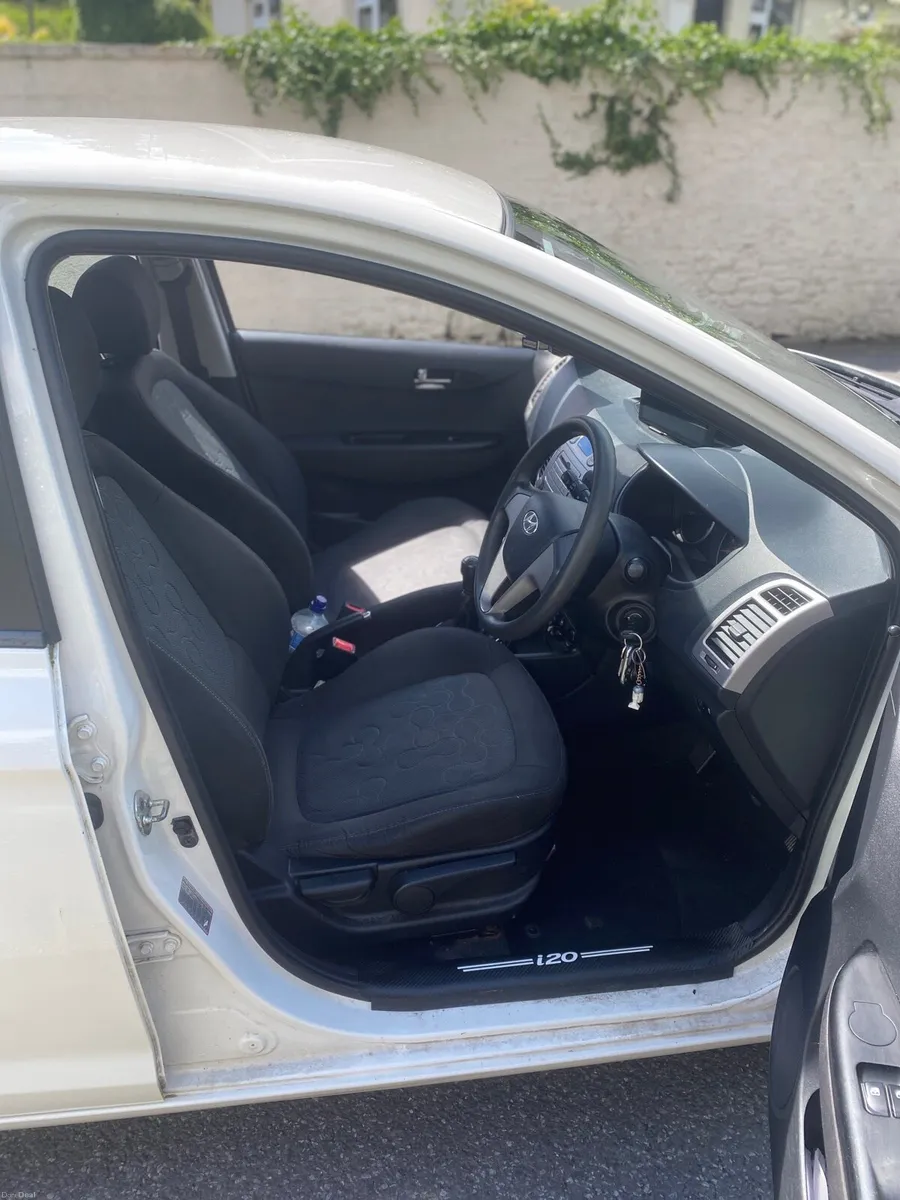 White Hyundai I20 - Image 5
