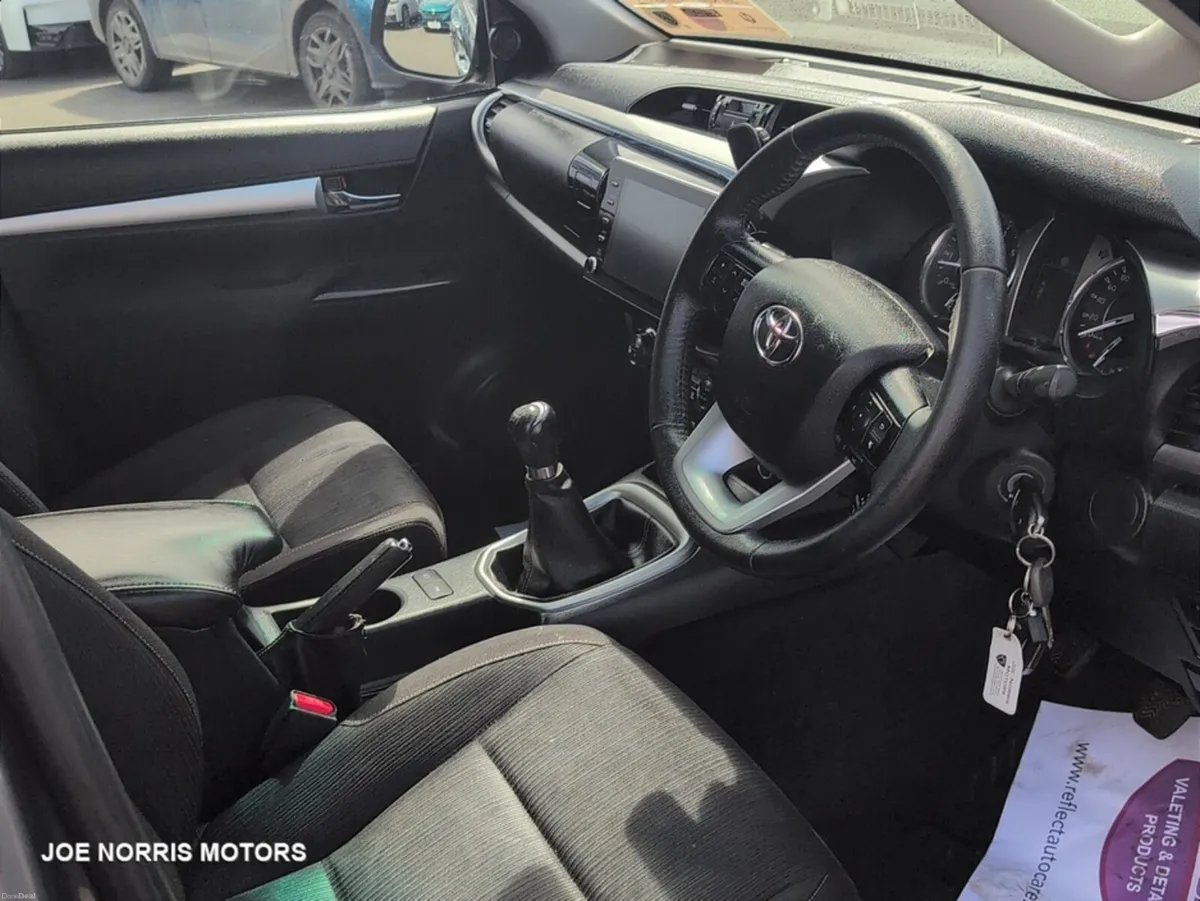 Toyota Hilux 2.8 SR5 DOUBLE CAB *Plus Vat - Image 6