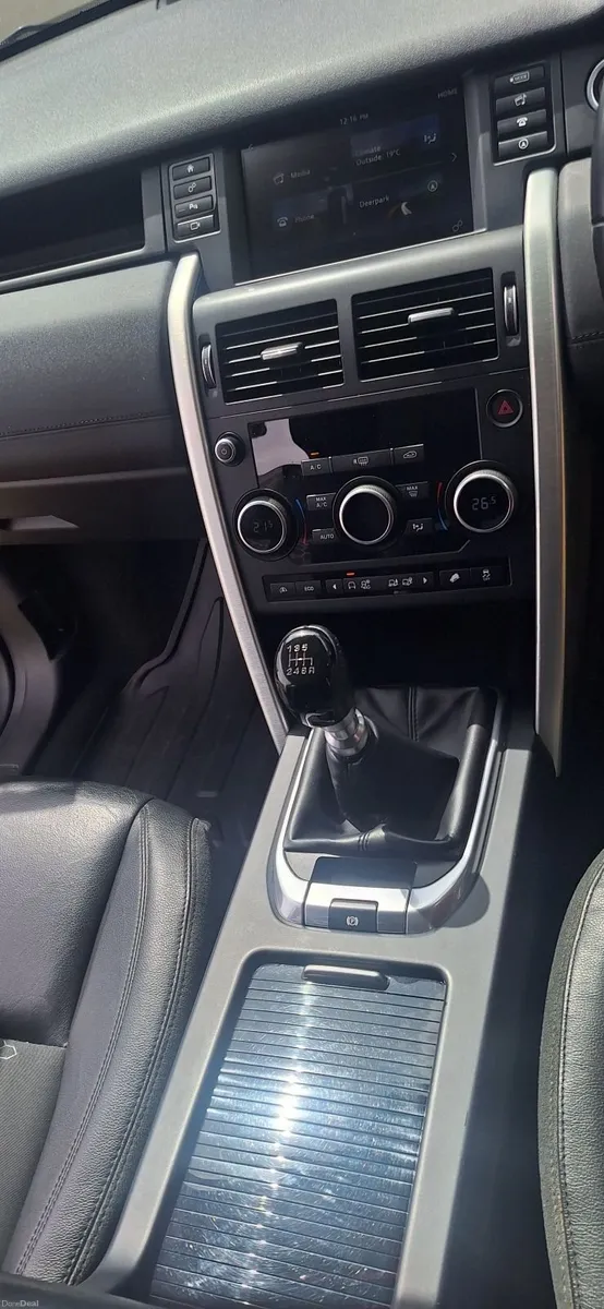 Land Rover Discovery Sport 2017 - Image 3