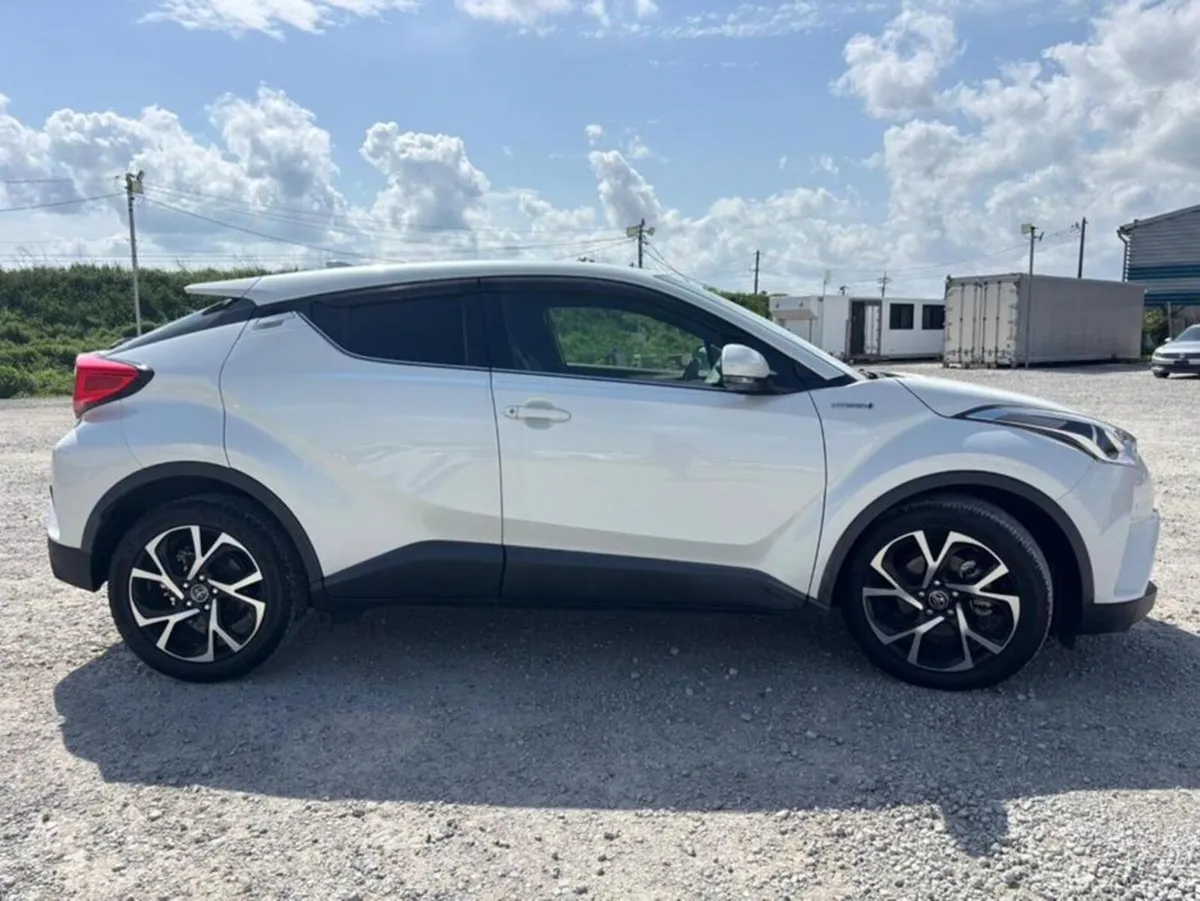 Toyota C-HR G Package Leather seats - Image 4