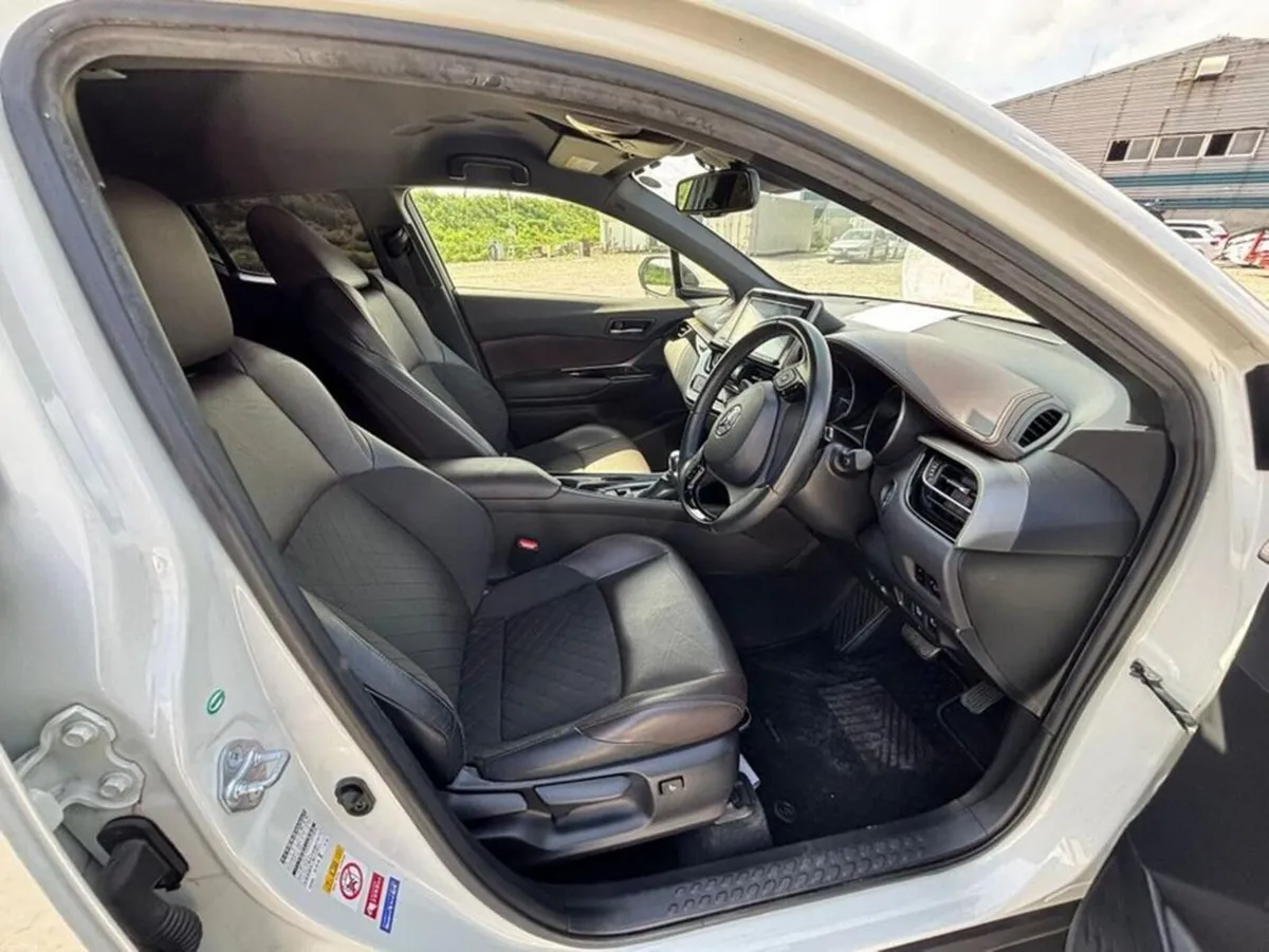 Toyota C-HR G Package Leather seats - Image 2