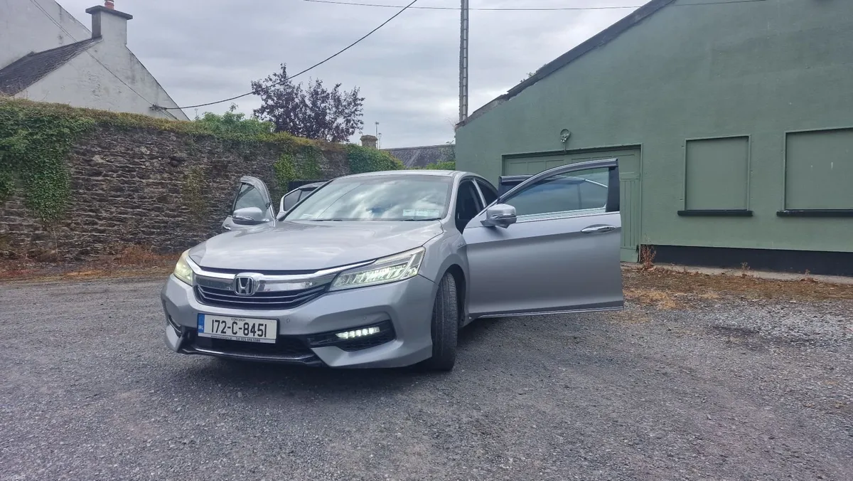 Honda Accord 2017 - Image 2