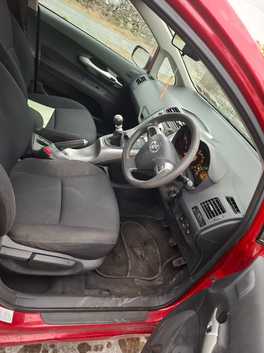 Toyota Auris 2012 - Image 2