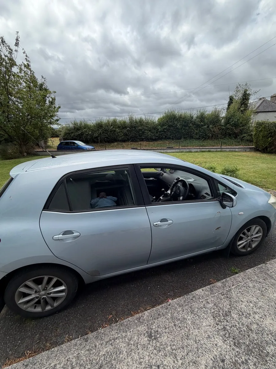 Toyota Auris 2009 - Image 2