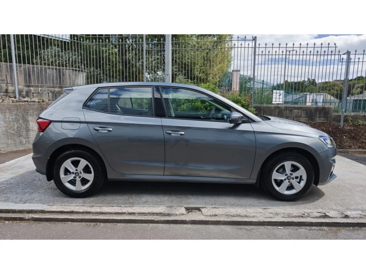 Skoda Fabia ESSENCE 1.0MPI 80HP - GRAPHITE GREY - - Image 5