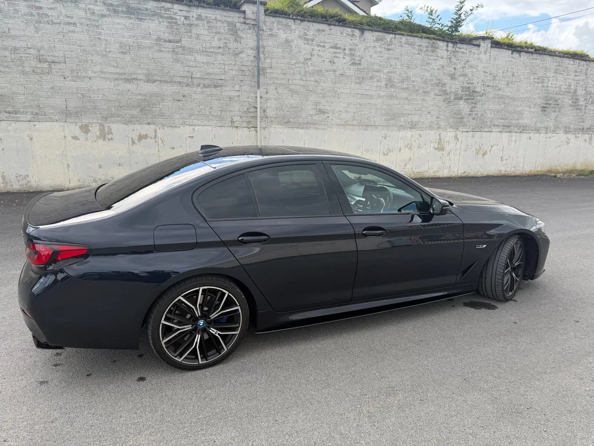 2023 BMW 530e M Sport Pro X Drive,Sunroof, 20 inch - Image 3