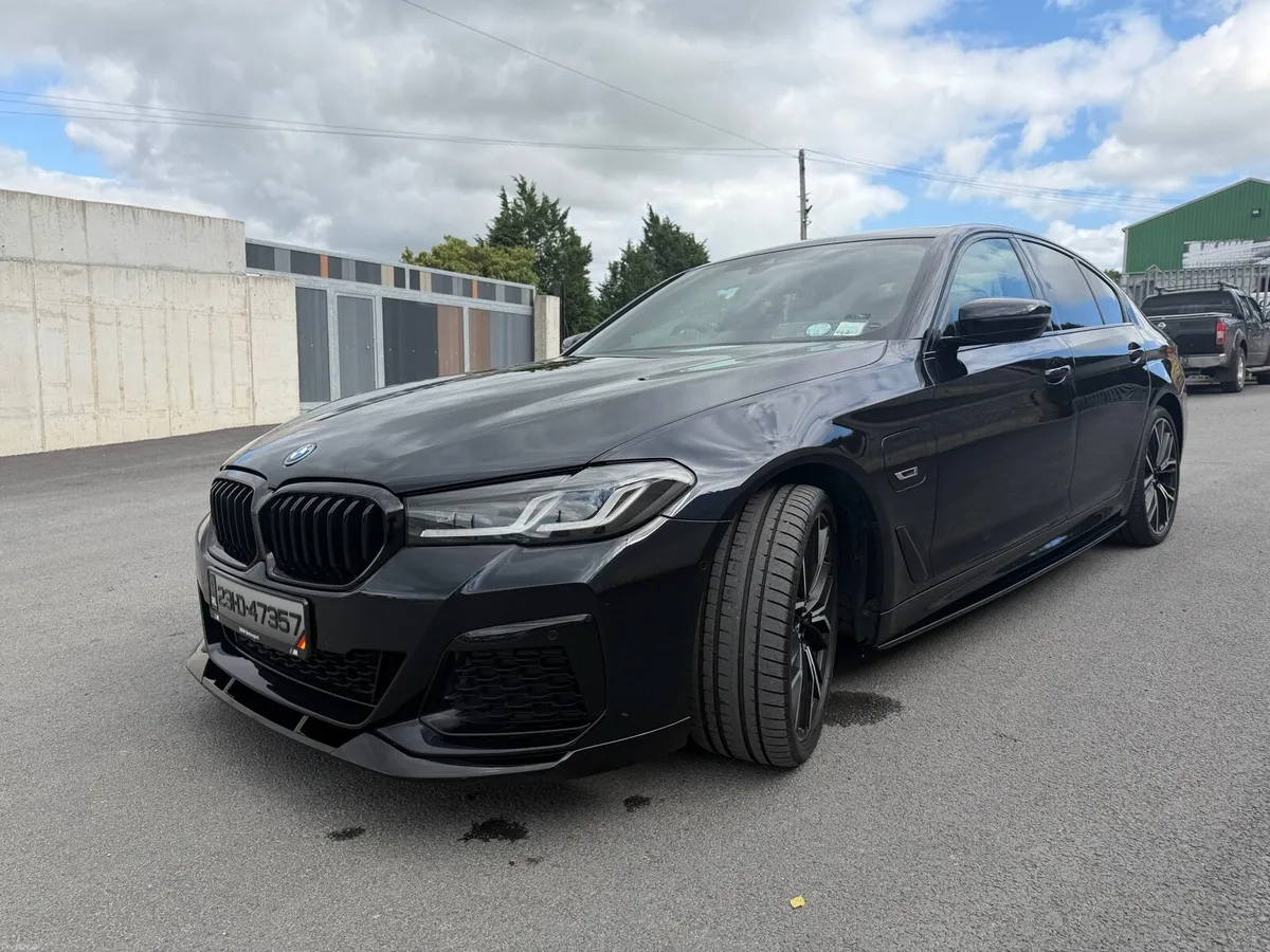 2023 BMW 530e M Sport Pro X Drive,Sunroof, 20 inch - Image 4