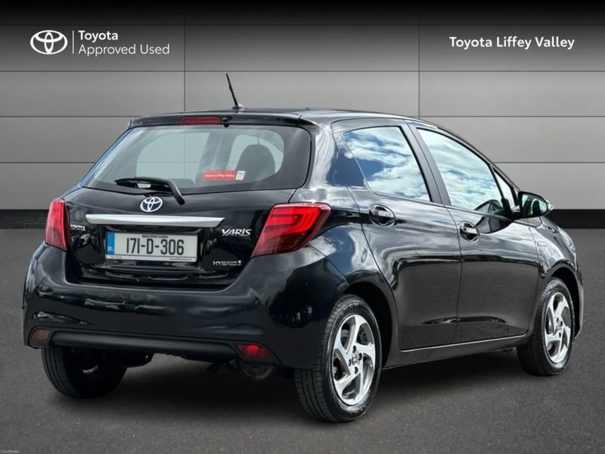 Toyota Yaris YARIS HYBRID LUXURY - Image 2