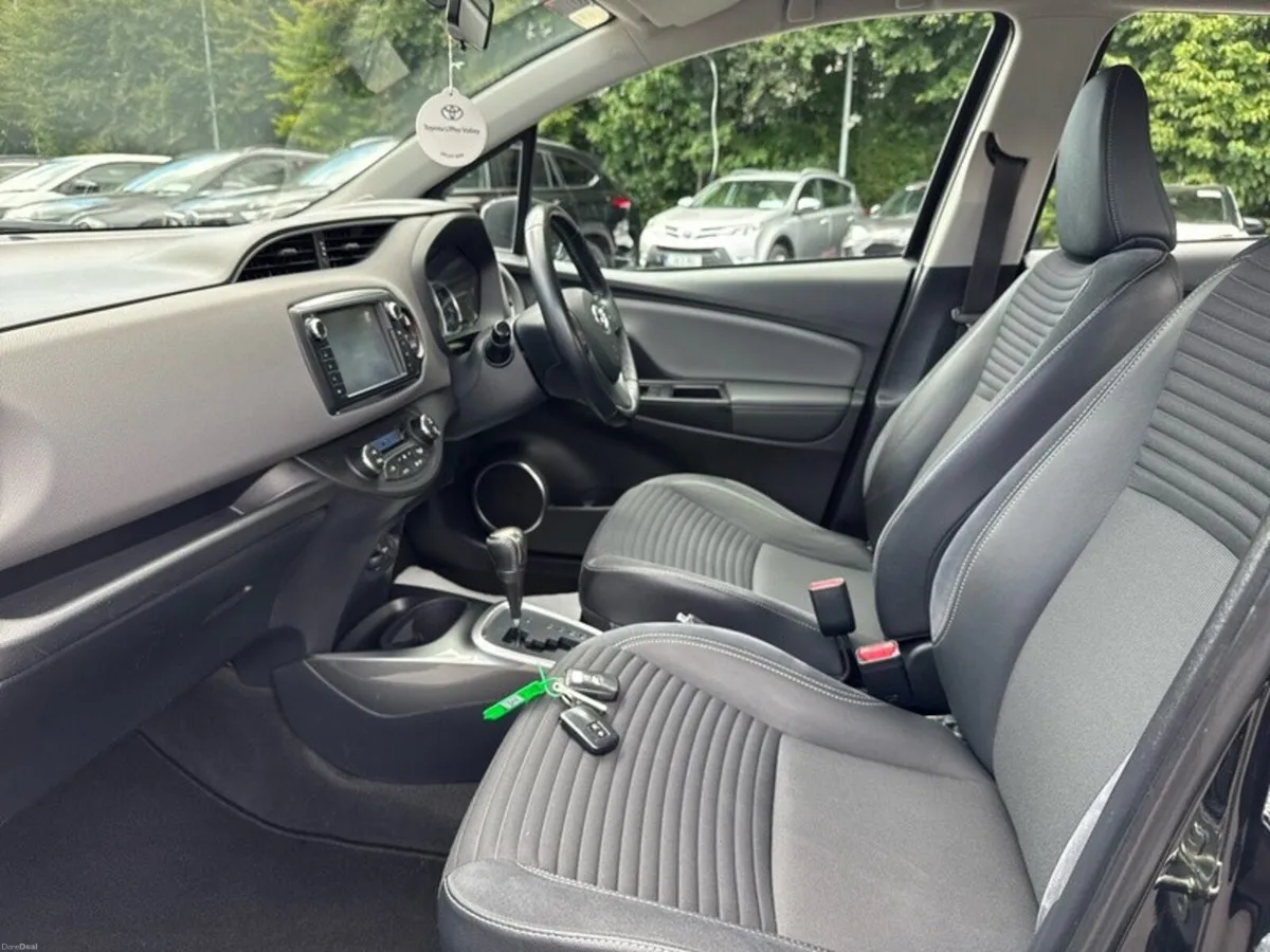 Toyota Yaris YARIS HYBRID LUXURY - Image 6