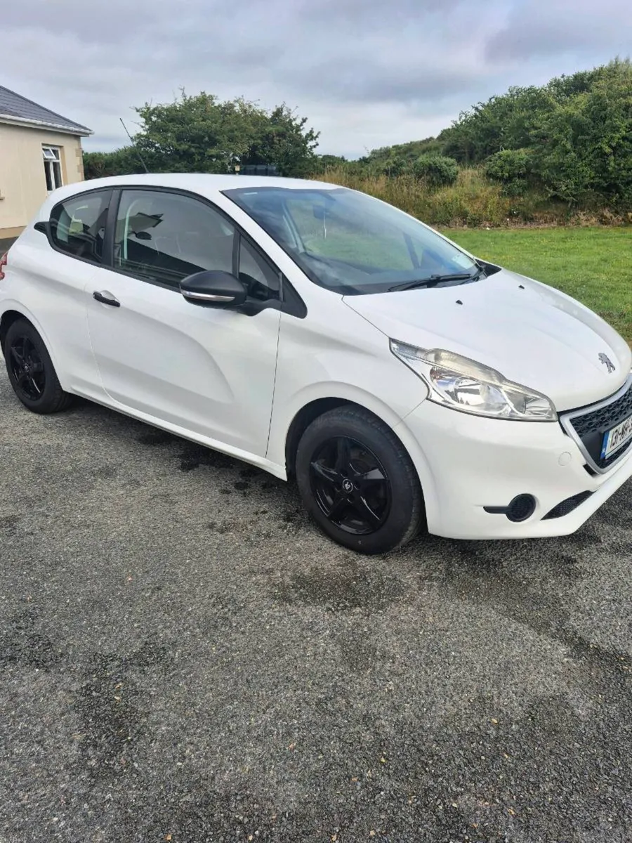 Peugeot 208 - Image 1