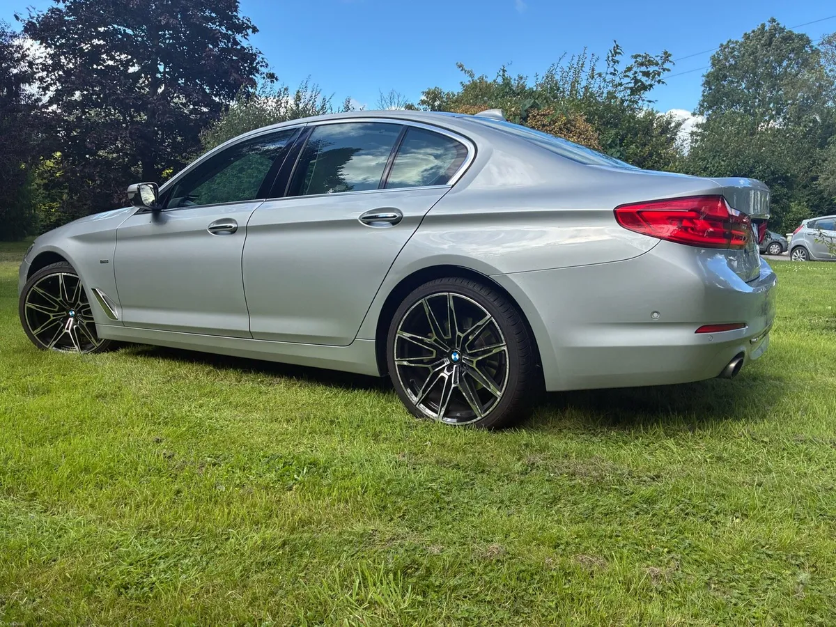BMW 523i Luxury Line - Image 2