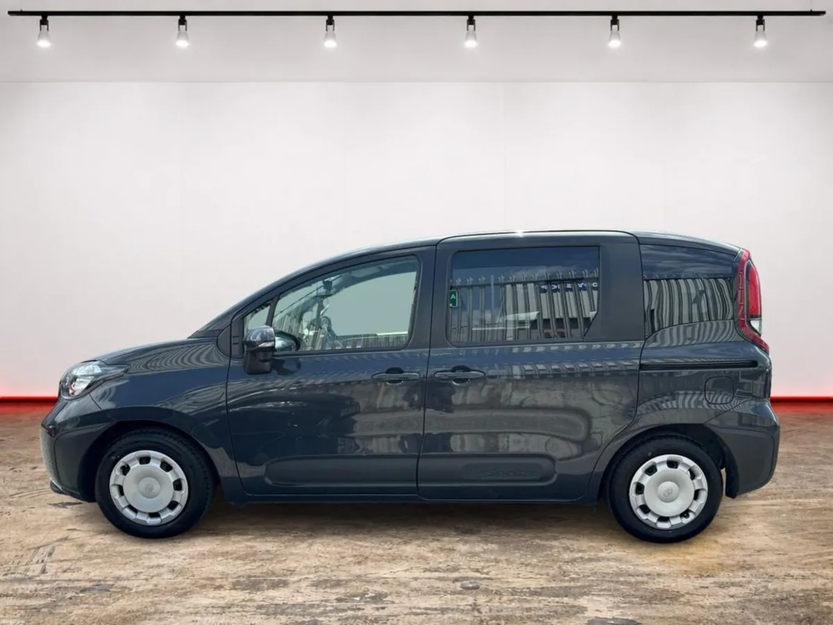 Toyota Sienta 1.5 HYBRID AUTOMATIC 7 SEATER - POWE - Image 6