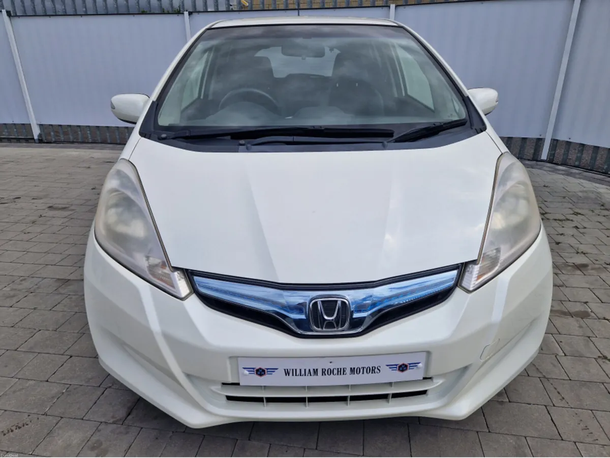 Honda Fit 1.3PETROL  HYBRID AUTO - Image 3