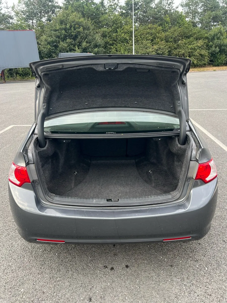 Honda Accord 2010 - Image 2