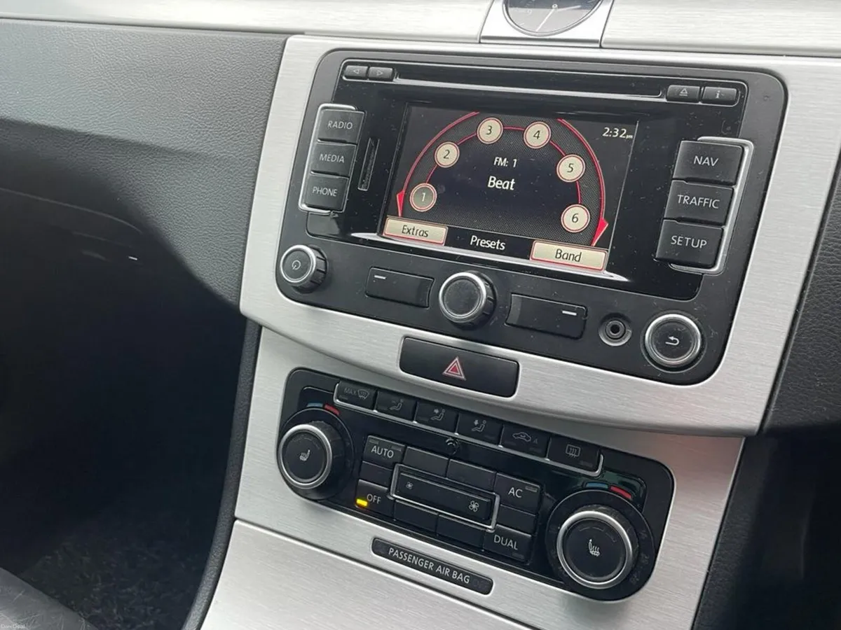 Volkswagen Passat 2011 - Image 5