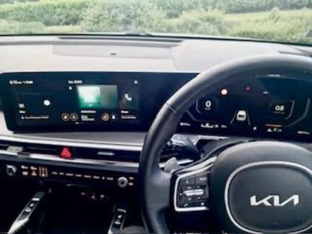 2024 Kia Sorento 2.2 Diesel Automatic 7-Seater SUV - Image 2