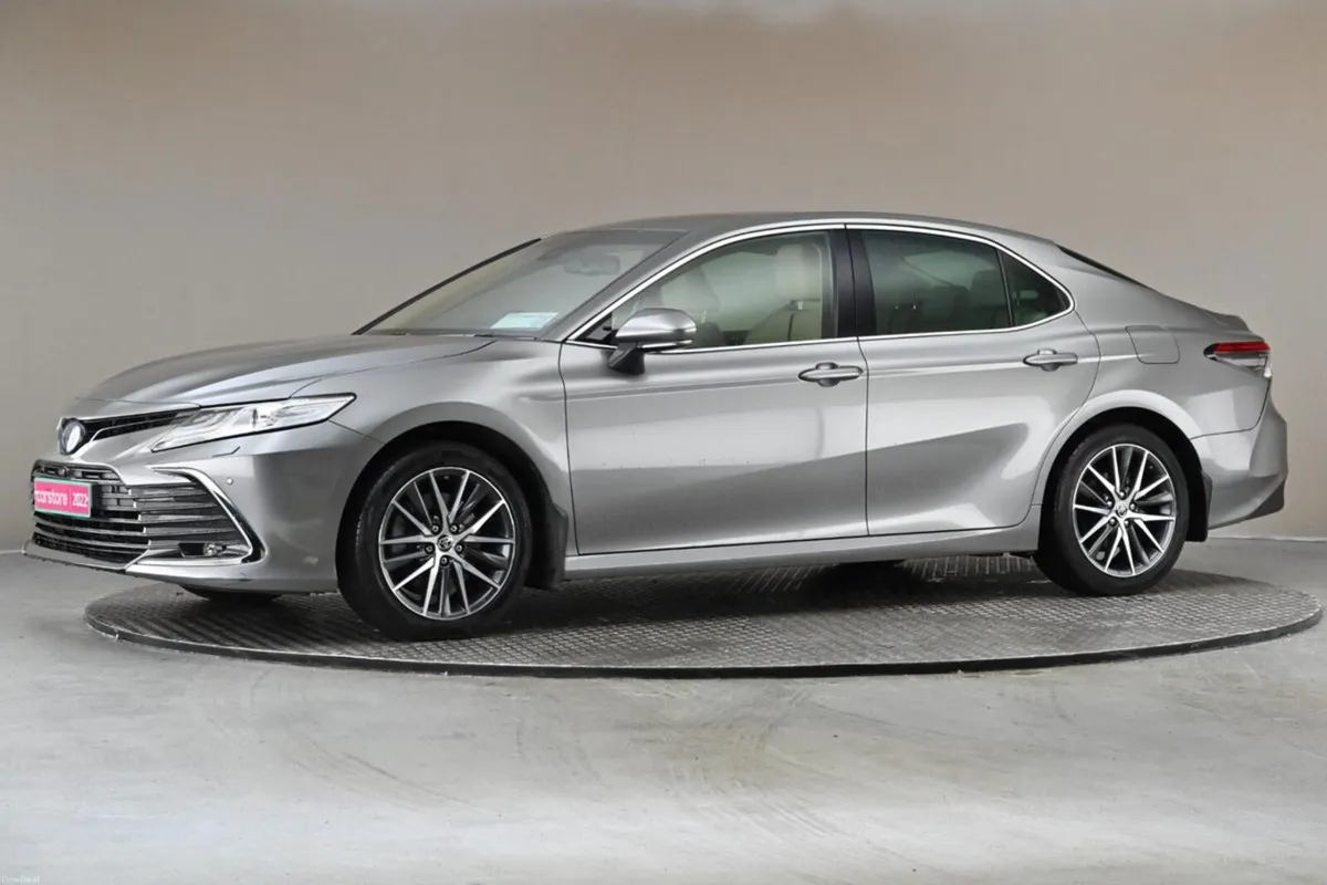 Toyota Camry 2.5 Camry Hybrid Platinum Edition - Image 4