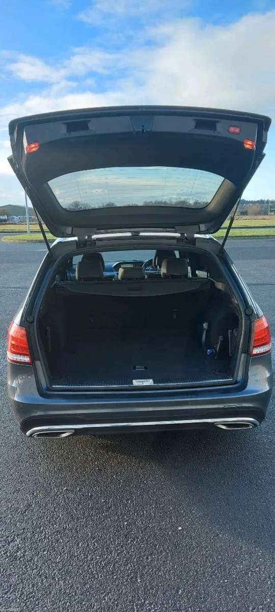 Mercedes Benz E220 AMG - Image 4