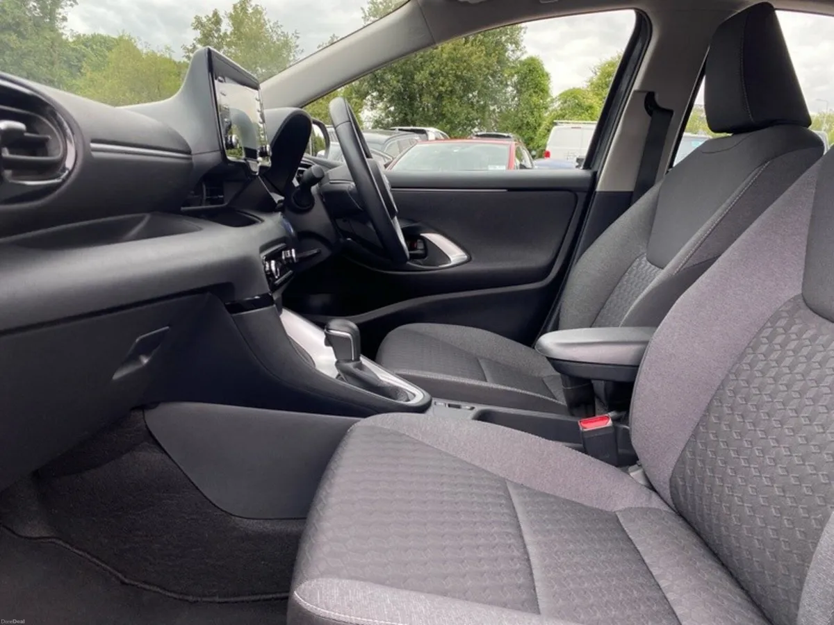 Toyota Yaris HYBRID LUNA - Image 6