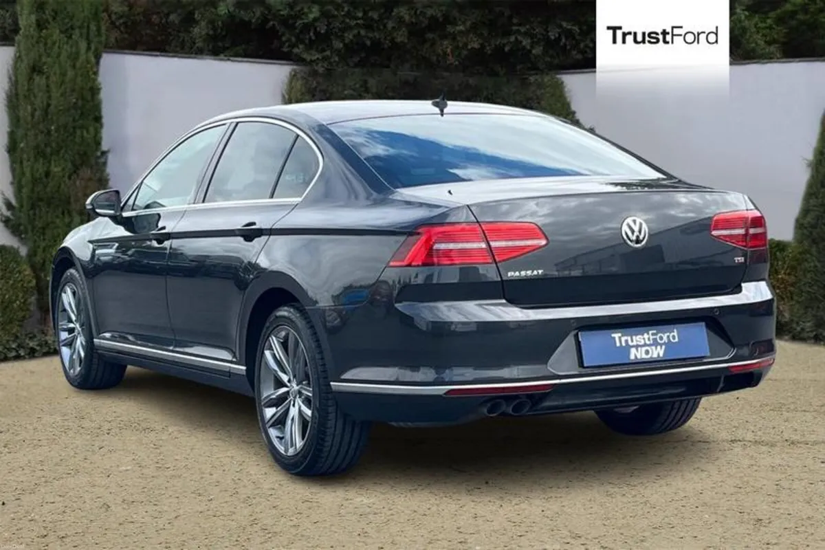 Volkswagen Passat 1.8 TSI 180 GT 4dr DSG [Panorami - Image 2